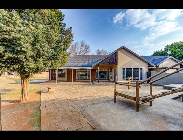 3 BEDROOM HOUSE FOR SALE IN VAN RIEBEECK PARK